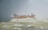 Schlauchboot unter dem Wasserfall in Iguazu