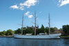 Ein weisser Dreimaster vor Anker in Stockholm