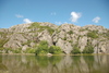 Mehr Felsen und Wasser